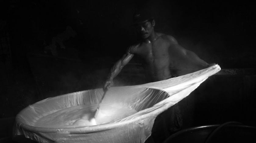 Ajod (40 tahun) membuat pasta kedelai di pabrik tahu kawasan Cibuntu, Bandung, 15 Januari 2024. (Foto: Prima Mulia/BandungBergerak)