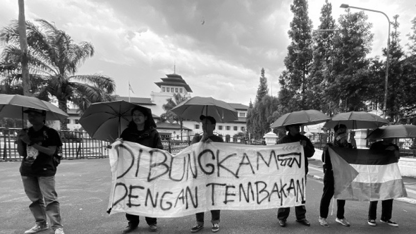 Aksi Kamisan Bandung memperingati 18 tahun Kamisan, Kamis, 17 Januari 2025. (Foto: Yopi Muharam/BandungBergerak)