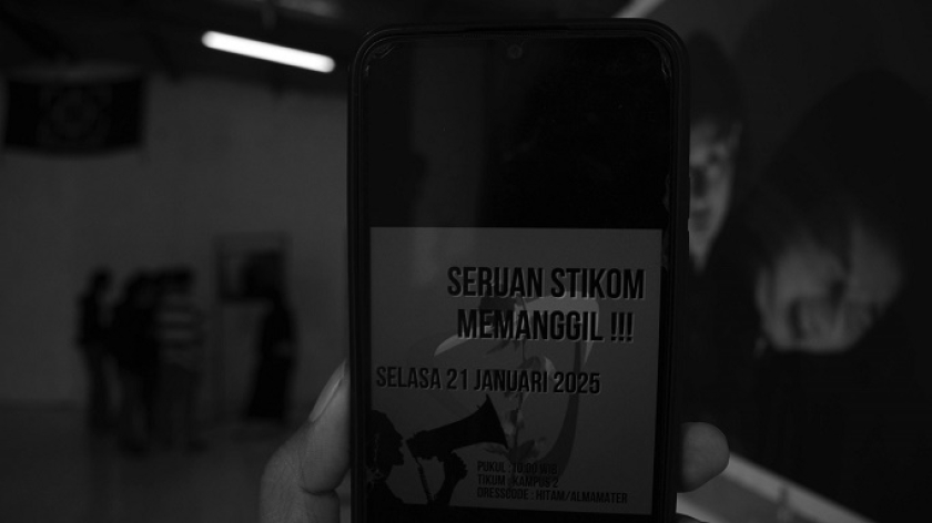 Pameran foto bertema Berakhir di Januari dari calon anggota UKM Bidik  di Stikom, Bandung, 21 Januari 2025. Stikom membatalkan 233 ijazah mahasiswa lulusan 20180-2023. (Foto: Prima Mulia/BandungBergerak)