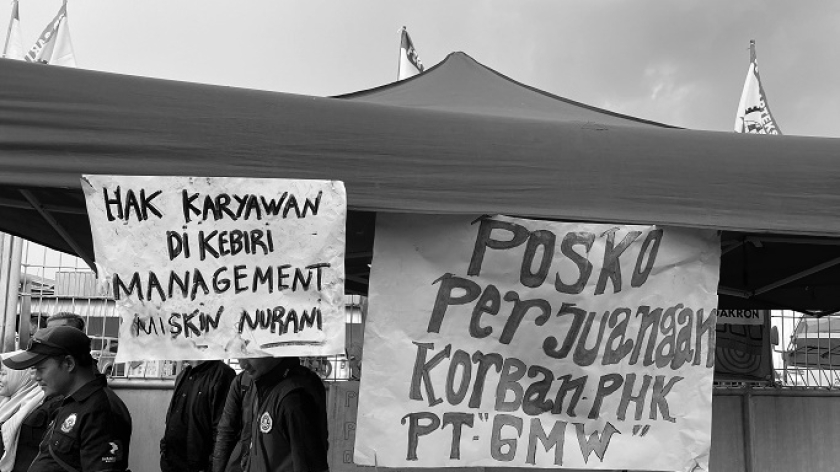 Para buruh PT Gadingmas Wirajaya (PT GMW) berunjuk rasa setelah di-PHK sepihak, Jalan Cimincrang-Rancasagatan, Kota Bandung, Jumat, 24 Januari 2025. (Foto: Yopi Muharam/BandungBergerak)