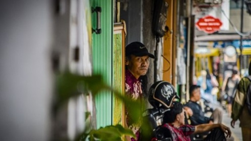 Pelukis yang menjajakan lukisan di Jalan Braga.  (Foto: Dokumentasi Chazya Aliqua Rivaine, Erika Novianti, Grace Debby, Tajmila Khoiriah, Adinda Rahmania)