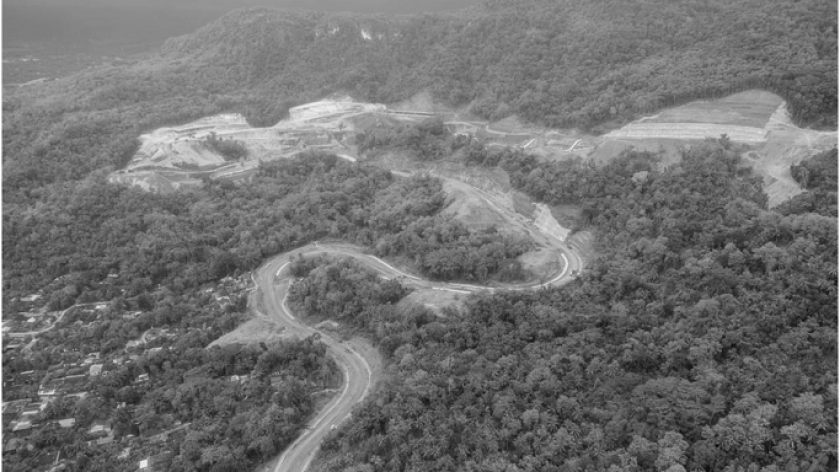 Foto udara proyek JJLS Kelok 18 di kawasan perbukitan karst di Gunungkidul. (Foto: Dwianto Wibowo)  