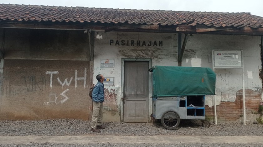 Nama “Pasirhajam” (dengan ejaan lama) masih tertera pada tembok bangunan halte. (Foto: Dicky Purnama Fajar)  