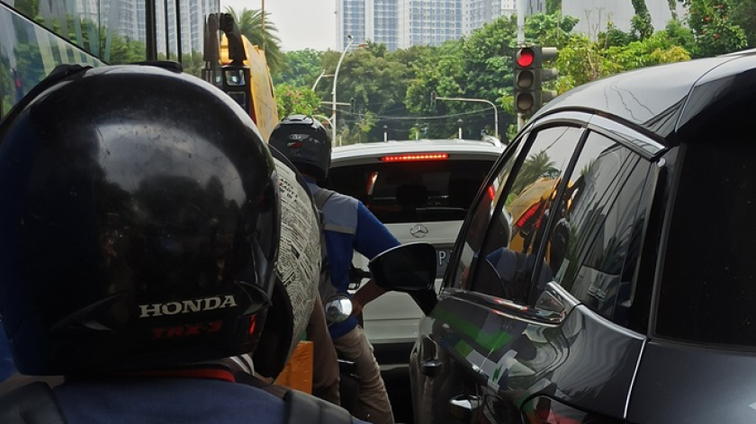 Kendaraan berhenti di lampu merah Jakarta. (Foto: Bintang Prakasa) 