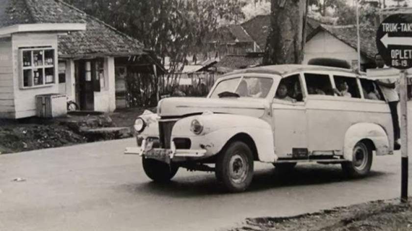 Angkutan umum Bandung-Lembang tahun 1940-an. (Foto: Wibowo)