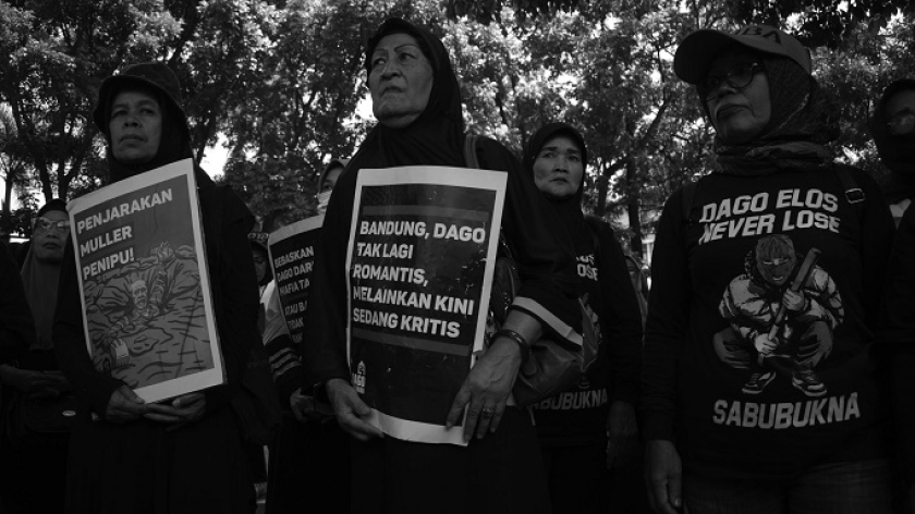 Aksi warga Dago Elos di PTUN Bandung, Rabu, 12 Februari 2025. Warga mengawasi sidang gugatan keluarga Muller. (Foto: Prima Mulia/BandungBergerak)