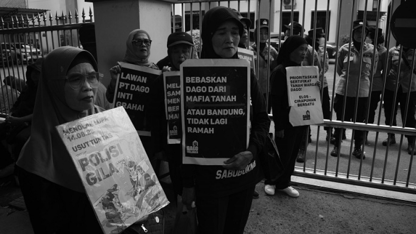 Aksi warga Dago Elos di PTUN Bandung, Rabu, 12 Februari 2025. Warga mengawasi sidang gugatan keluarga Muller. (Foto: Prima Mulia/BandungBergerak)