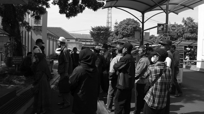 Petani dan warga Kampung Cimarel, Kecamatan Rongga yang tanahnya terdampak proyek PLTA Upper Cisokan Pumped Storage menunggu kejelasan pembayaran tanah mereka di kantor PLN Unit Induk Pembangunan Jawa Bagian Tengah di Bandung, 12 Februari 2025. (Foto: Prima Mulia/BandungBergerak)