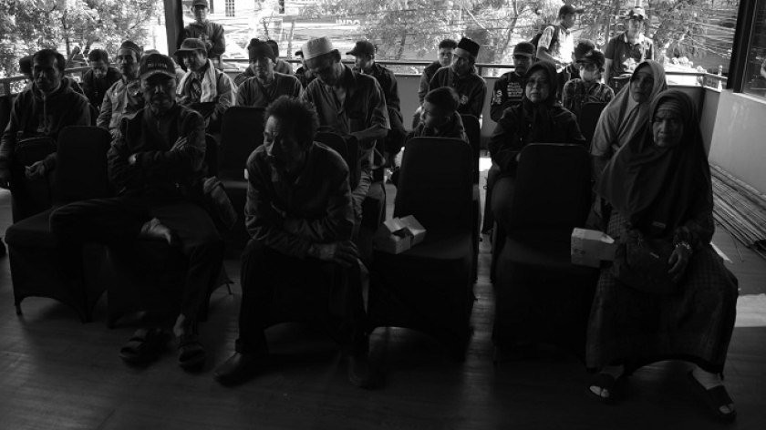 Petani dan warga Kampung Cimarel, Kecamatan Rongga yang tanahnya terdampak proyek PLTA Upper Cisokan Pumped Storage menunggu kejelasan pembayaran tanah mereka di kantor PLN Unit Induk Pembangunan Jawa Bagian Tengah di Bandung, 12 Februari 2025. (Foto: Prima Mulia/BandungBergerak)