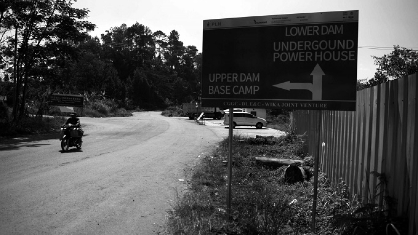 Petunjuk arah menuju upper dan lower dam PLTA Upper Cisokan Pumped Storage di simpang Kampung Cimarel, Desa Sukaresmi, Kecamatan Rongga, Kabupaten Bandung Barat, 15 Agustus 2024. (Foto: Prima Mulia/BandungBergerak) 