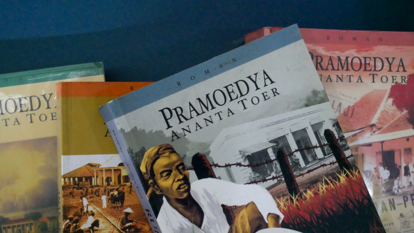 Buku Tetralogi Buru karya Pramoedya Ananta Toer koleksi Perpustakaan Bunga di Tembok, Bandung. (Foto: Fitri Amanda/BandungBergerak)