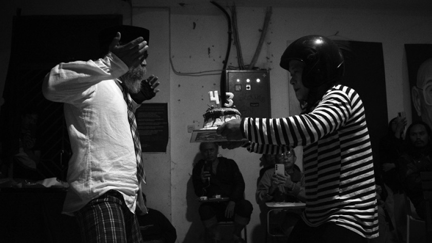 Aksi Teater Payung Hitam di depan pintu studio teater yang digembok setelah pihak kampus melarang pentas teater Wawancara Dengan Mulyono di Studio Teater ISBI Bandung, 16 Februari 2025. (Foto: Prima Mulia/BandungBergerak)