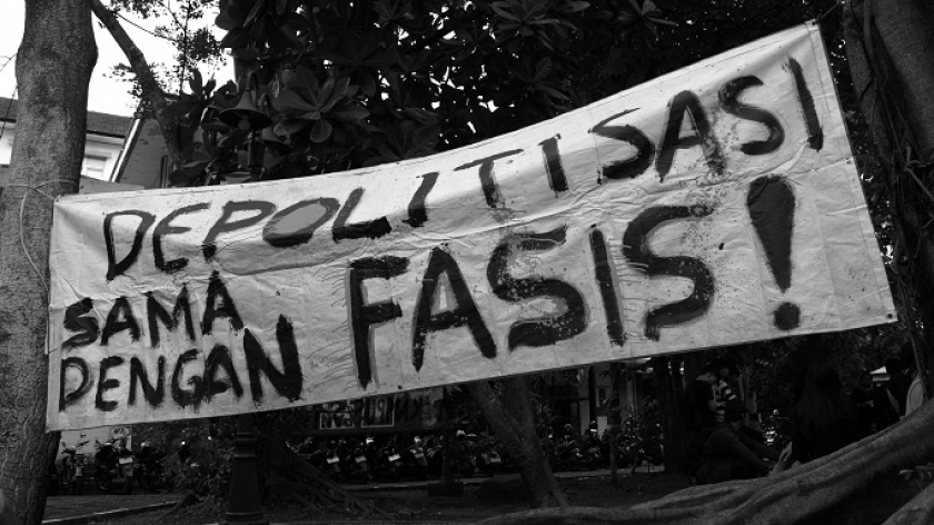 Mahasiswi membawa poster protes saat aksi unjuk rasa di taman kampus ISBI, Bandung, 17 Februari 2025. (Foto: Prima Mulia/BandungBergerak)