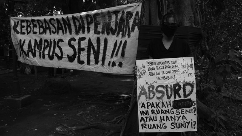 Mahasiswi membawa poster protes saat aksi unjuk rasa di taman kampus ISBI, Bandung, 17 Februari 2025. (Foto: Prima Mulia/BandungBergerak)