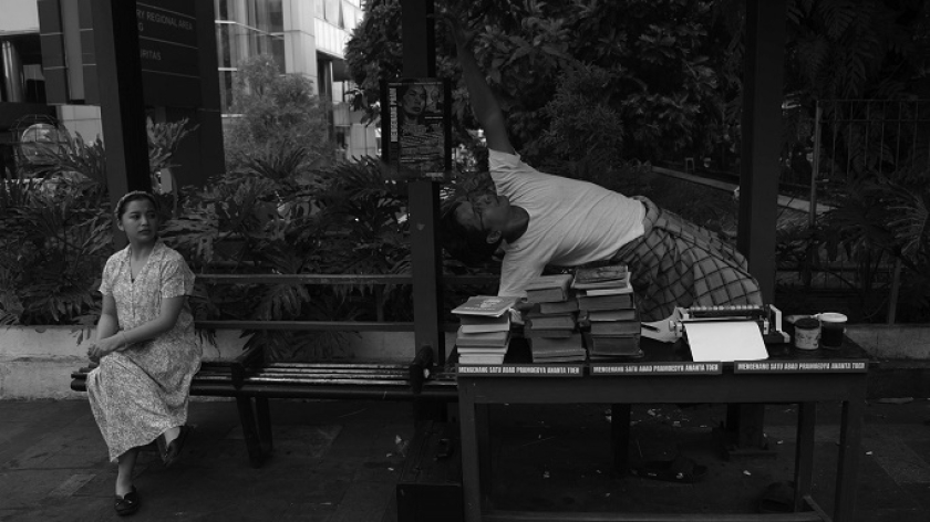 Penari dan pegiat literasi Gatot Gunawan dan Angeline Azhar melakukan aksi 3.600 detik menari mengenang Pramoedya Ananta Toer di halte bus Gedung Indonesia Menggugat, Jalan Perintis Kemerdekaan, Bandung, 14 Februari 2025. (Foto: Prima Mulia/BandungBergerak)