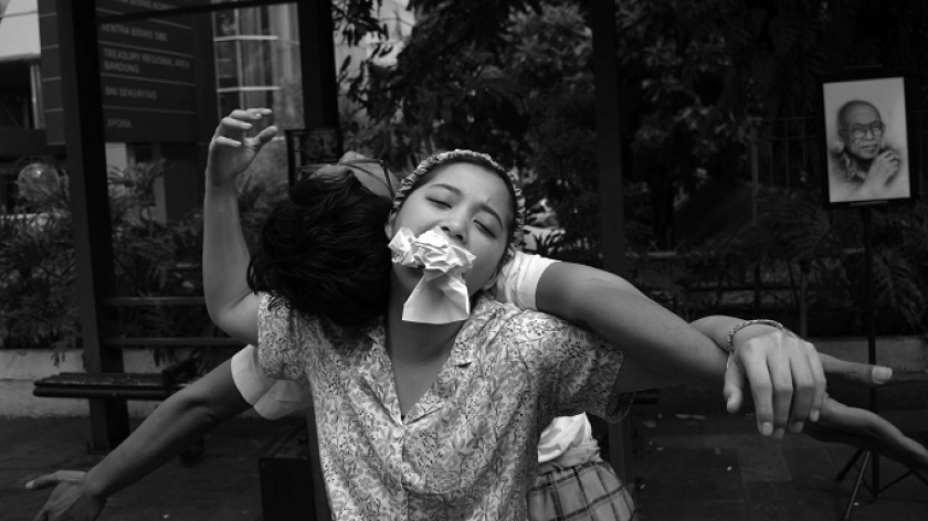 Penari dan pegiat literasi Gatot Gunawan dan Angeline Azhar melakukan aksi 3.600 detik menari mengenang Pramoedya Ananta Toer di halte bus Gedung Indonesia Menggugat, Jalan Perintis Kemerdekaan, Bandung, 14 Februari 2025. (Foto: Prima Mulia/BandungBergerak)