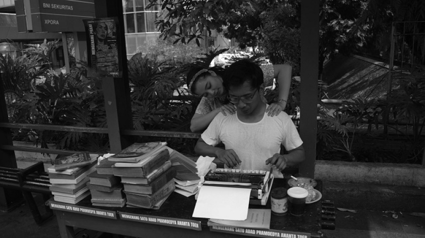 Penari dan pegiat literasi Gatot Gunawan dan Angeline Azhar melakukan aksi 3.600 detik menari mengenang Pramoedya Ananta Toer di halte bus Gedung Indonesia Menggugat, Jalan Perintis Kemerdekaan, Bandung, 14 Februari 2025. (Foto: Prima Mulia/BandungBergerak)