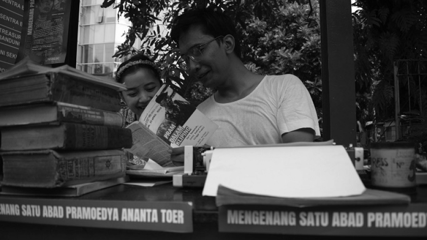 Penari dan pegiat literasi Gatot Gunawan dan Angeline Azhar melakukan aksi 3.600 detik menari mengenang Pramoedya Ananta Toer di halte bus Gedung Indonesia Menggugat, Jalan Perintis Kemerdekaan, Bandung, 14 Februari 2025. (Foto: Prima Mulia/BandungBergerak)