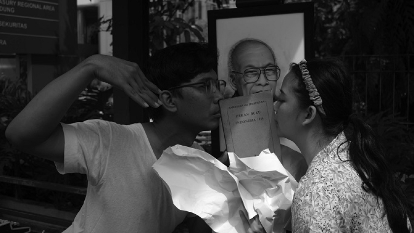 Penari dan pegiat literasi Gatot Gunawan dan Angeline Azhar melakukan aksi 3.600 detik menari mengenang Pramoedya Ananta Toer di halte bus Gedung Indonesia Menggugat, Jalan Perintis Kemerdekaan, Bandung, 14 Februari 2025. (Foto: Prima Mulia/BandungBergerak)