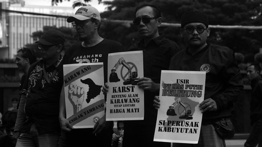 Masyarakat Karawang Bersatu (MKB) menggelar aksi protes di depan Gedung Sate, Bandung, Rabu, 19 Februari 2025. Mereka mendesak pemerintah agar tidak memberikan izin penambangan di karst Pangkalan. (Foto: Prima Mulia/BandungBergerak) 