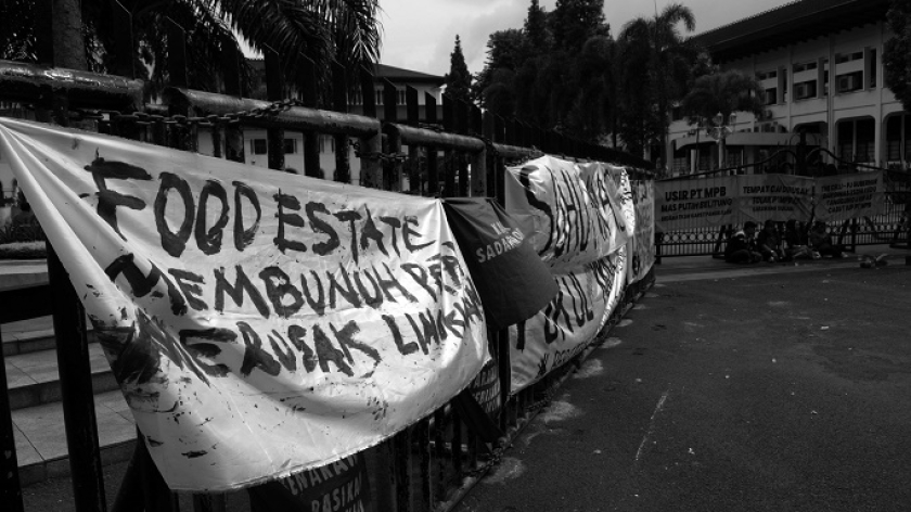 Spanduk protes di depan Gedung Sate, Bandung, Rabu, 19 Februari 2025. Warga Karawang mendesak pemerintah agar tidak memberikan izin penambangan di karst Pangkalan. (Foto: Prima Mulia/BandungBergerak) 