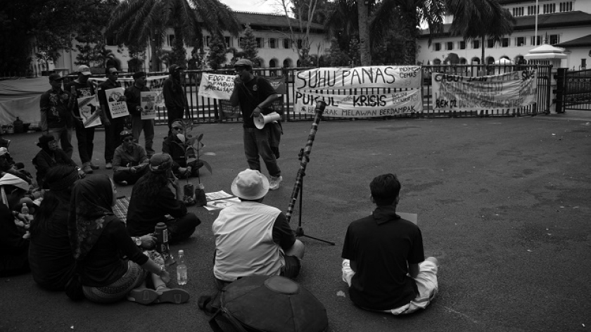 Masyarakat Karawang Bersatu (MKB) menggelar aksi protes di depan Gedung Sate, Bandung, Rabu, 19 Februari 2025. Mereka mendesak pemerintah agar tidak memberikan izin penambangan di karst Pangkalan. (Foto: Prima Mulia/BandungBergerak) 