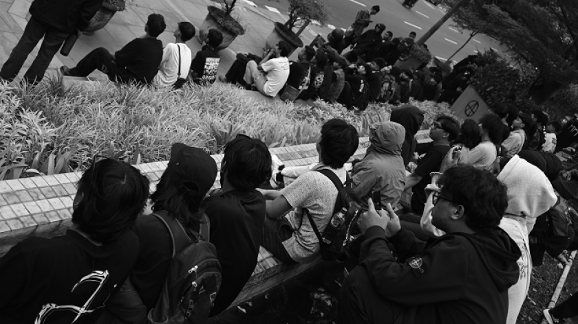 Solidaritas Bandung menyatakan TAGAR Kami Bersama Sukatani pada Aksi Kamisan Bandung di Taman Vanda, seberang Polrestabes Bandung, Kamis, 20 Februari 2025. (Foto: Virliya Putricantika/BandungBergerak)