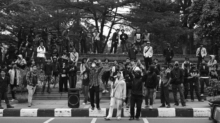 Solidaritas Bandung menyatakan TAGAR Kami Bersama Sukatani pada Aksi Kamisan Bandung di Taman Vanda, seberang Polrestabes Bandung, Kamis, 20 Februari 2025. (Foto: Virliya Putricantika/BandungBergerak)