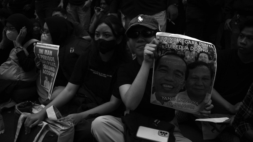 Parade poster protes di aksi Indonesia Gelap di Bandung, Jumat, 21 Februari 2025. (Foto: Prima Mulia/BandungBergerak)