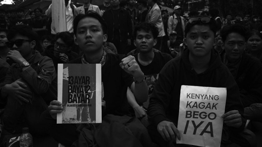 Parade poster protes di aksi Indonesia Gelap di Bandung, Jumat, 21 Februari 2025. (Foto: Prima Mulia/BandungBergerak)