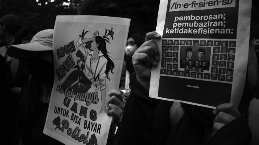 Parade poster protes di aksi Indonesia Gelap di Bandung, Jumat, 21 Februari 2025. (Foto: Prima Mulia/BandungBergerak)