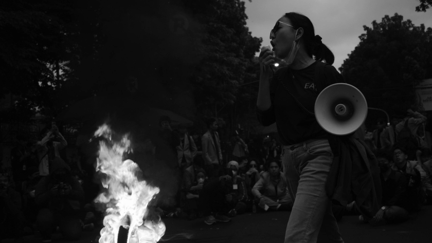 Aksi Indonesia Gelap di DPRD Jabar, Bandung, Jumat, 21 Februari 2025 menolak kebijakan yang menyengsarakan rakyat.  (Foto: Prima Mulia/BandungBergerak)