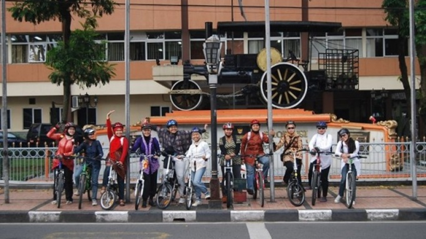 Dewi bersama komunitas pesepeda perempuan, berkebaya keliling Bandung. (Foto: Dokumentasi Kin Sanubary)