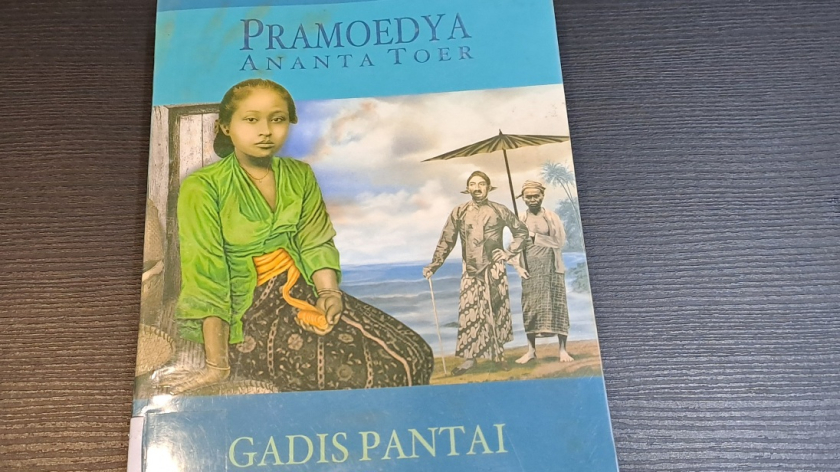 Sampul buku Gadis Pantai karya Pramoedya Ananta Toer, koleksi Perpustakaan Bunga di Tembok. (Foto: Tri Joko Her Riadi/BandungBergerak)