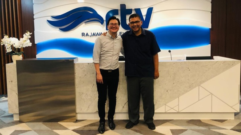 Andra bersama Michael Tjandra, pewarta berita Rajawali  TV (RTV). (Foto: Dokumentasi Kin Sanubary)