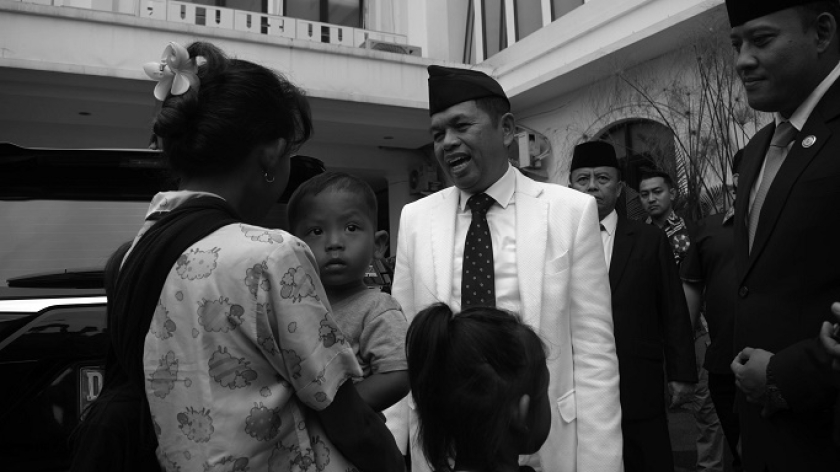 Gubernur Dedi Mulyadi di sela-sela upacara serah terima jabatan dengan Pj Gubernur Bey Machmudin di gedung DPRD Provinsi Jawa Barat, Bandung, 21 Februari 2025. (Foto: Prima Mulia/BandungBergerak)