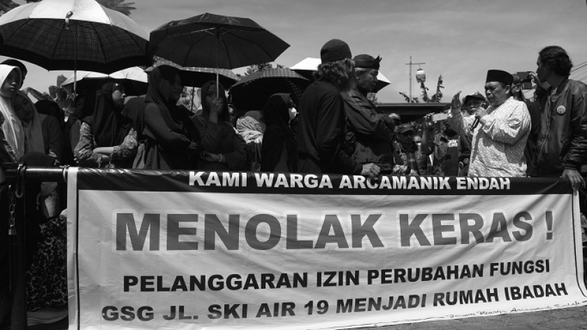 Massa melancarkan aksi penolakan penggunaan GSG Arcamanik sebagai tempat ibadah di Jalan Ski Air, Arcamanik, Bandung, 5 Maret 2025. (Foto: Prima Mulia/BandungBergerak)