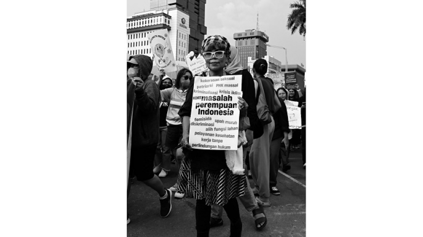 Poster tentang permasalahan yang dihadapi perempuan di aksi peringatan IWD 2025 Jakarta. (Foto: Virliya Putricantika/BandungBergerak)