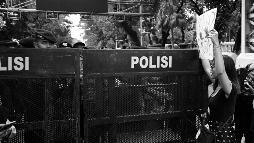 Seruan massa aksi pada aparat yang berjaga di aksi Hari Perempuan Internasioan, Jakarta, 8 Maret 2025. (Foto: Virliya Putricantika/BandungBergerak)