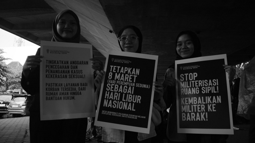 Peserta aksi membawa poster saat peringatan Hari Perempuan Intenasional di Bandung, 8 Maret 2025. (Foto: Prima Mulia/BandungBergerak).