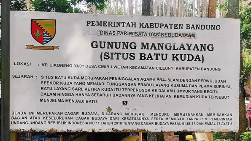 Papan penanda Situs Batu Kuda di Gunung Manglayang. (Foto: Oscar Yasunari)