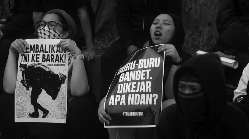 Aksi mahasiswa jalan menolak pengesahan Revisi UU TNI menjadi UU TNI di Bandung, Kamis, 20 Maret 2025. (Foto: Prima Mulia/BandungBergerak)