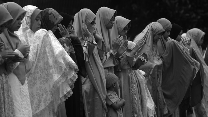 Umat melaksanakan salat Idula Fitri 1 Syawal, 30 Maret 2025, di halaman parkir gedung Graha Emerald, Bandung. (Foto: Prima Mulia/BandungBergerak)