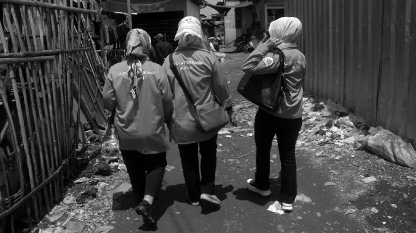 Advokat meninjau warga Sukahaji, Kecamatan Babakan Ciparay, Bandung, Senin, 7 April 2025. (Foto: Prima Mulia/BandungBergerak) 