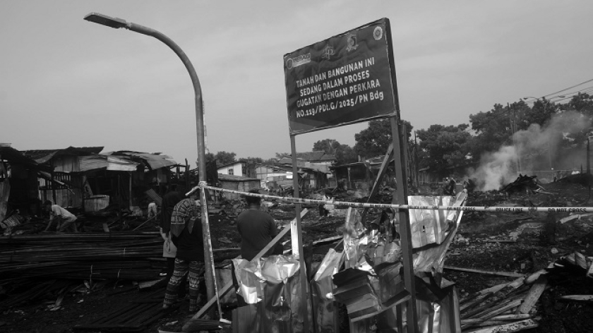 Sukahaji pascakebakaran yang menghanguskan puluhan kios pedagang kayu dan rumah warga di RT 08 RW 04, Bandung, 10 April 2025. (Foto: Prima Mulia/BandungBergerak)