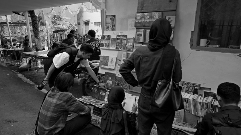 Suasana lapak buku di Festival Bandung Menggugat, Dago Elos, Bandung, Sabtu, 12 April 2025. (Foto: Virliya Putricantika/BandungBergerak)