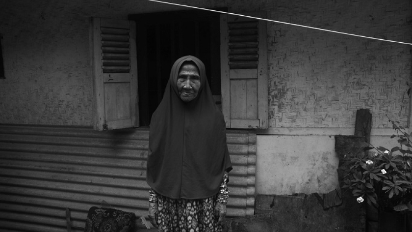 Nenek Jubaedah, salah seorang pemilik tanah dan rumah bersertifikat terancam tergusur di Kampung Simpen, Desa Tenjolaya, Kecamatan Cicalengka, Kabupaten Bandung, 16 April 2025. (Foto: Prima Mulia/BandungBergerak)