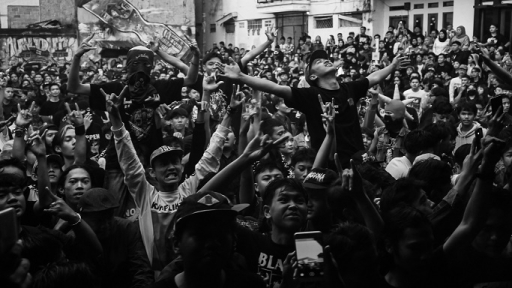 Sorakan penonton Festival Bandung Menggugat, Dago Elos, Sabtu, 12 April 2025. (Foto: Fitri Amanda/BandungBergerak) 