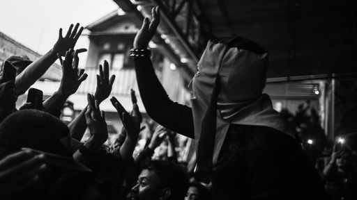 Sorakan penonton. (Foto: Fitri Amanda/BandungBergerak) 