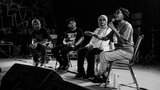Mendengar. (Foto: Virliya Putricantika/BandungBergerak) 
